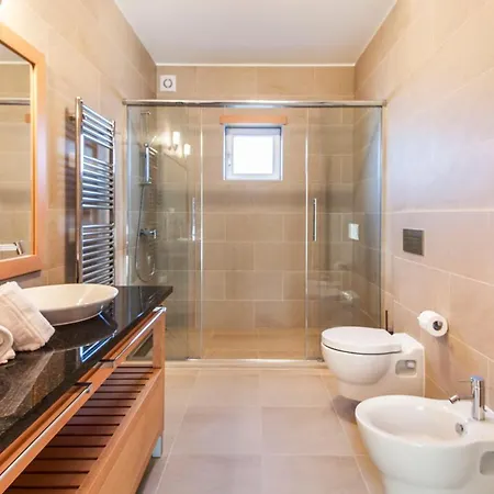 Ferrel Sleeps 6 With Pool And Wifi